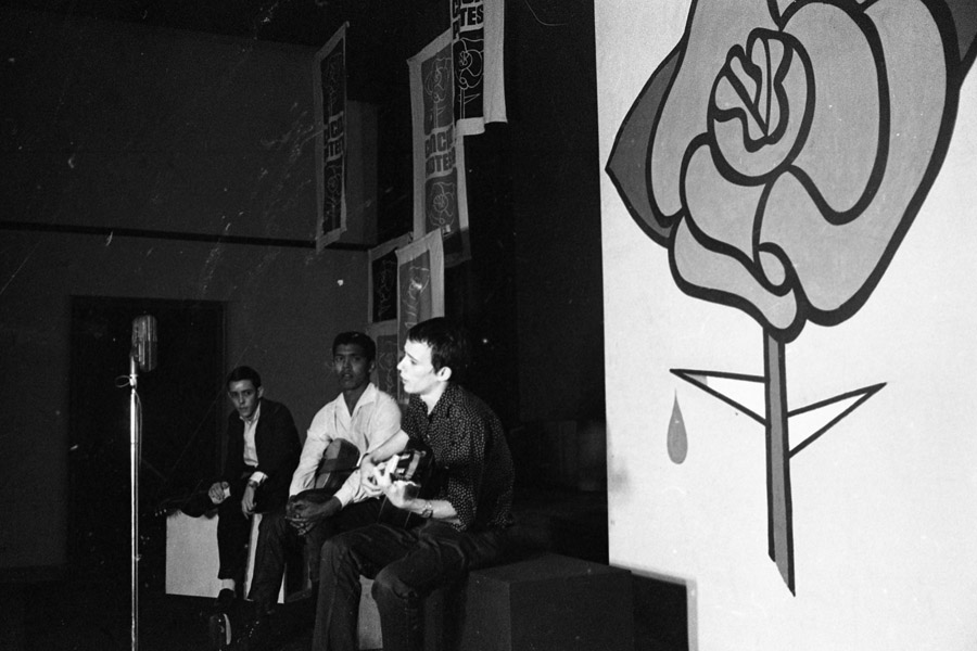 Los jóvenes Silvio Rodríguez, Pablo Milanés y Noel Nicola, protagonistas de un recital fundacional